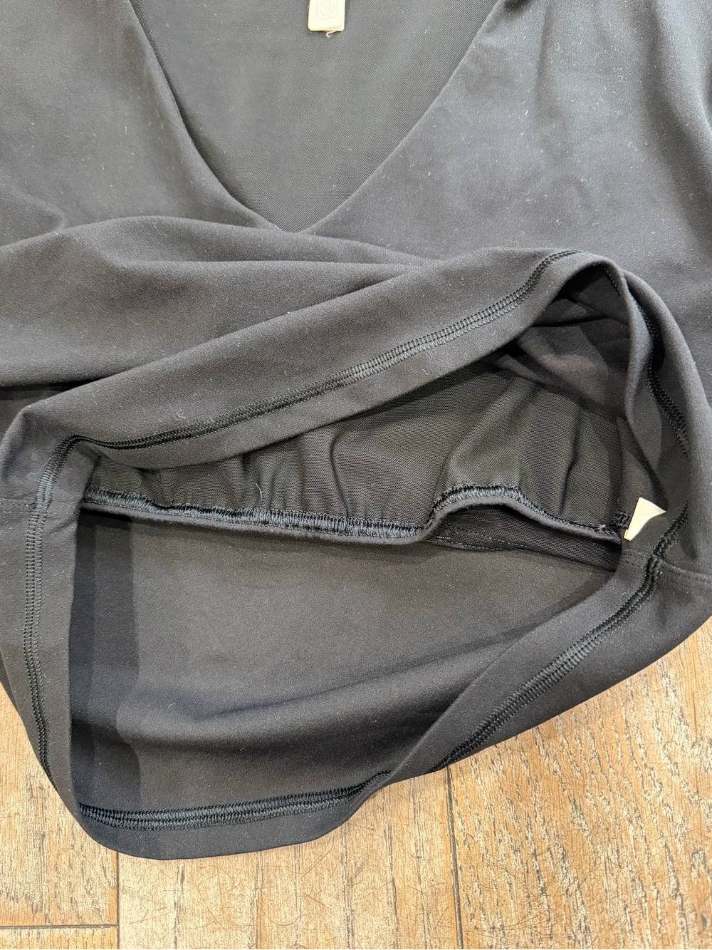 Athleta Transcend Crop Tee Black V-Neck Cap Sleeve Yoga Top Bra Size M - Picture 7 of 10
